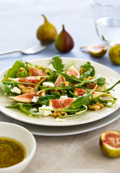 Insalata di fichi, formaggio di capra e rucola — Foto Stock