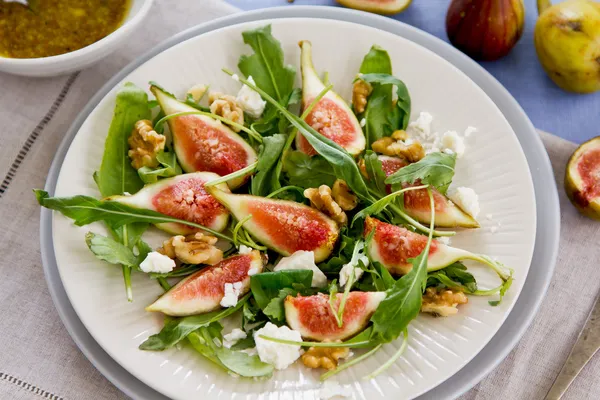 Fig, geitenkaas en rucola — Stockfoto