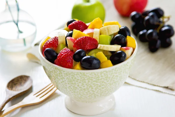Ensalada de frutas en un tazón — Foto de Stock