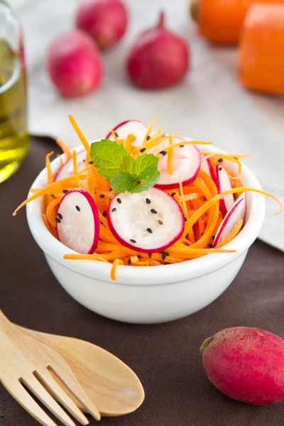 Salada de cenoura e rabanete — Fotografia de Stock