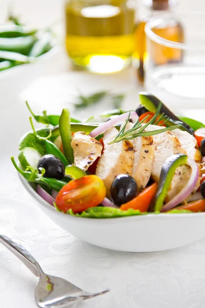 Salada de frango grelhado — Fotografia de Stock