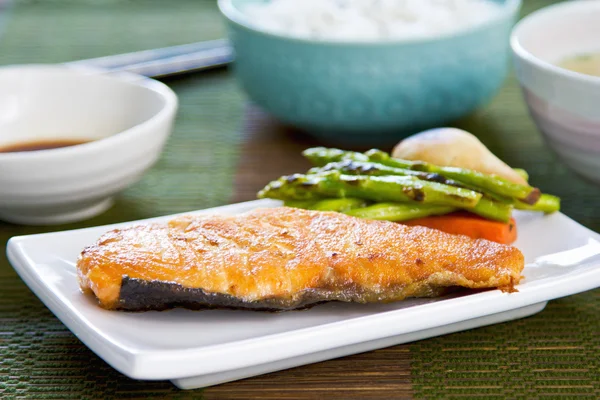 Salmone alla griglia con zuppa di miso e riso — Foto Stock