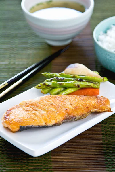 Salmão grelhado com sopa miso e arroz — Fotografia de Stock