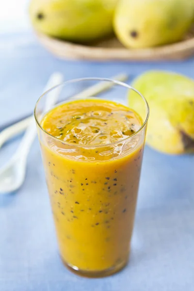 Mangue avec smoothie aux fruits de la passion — Photo