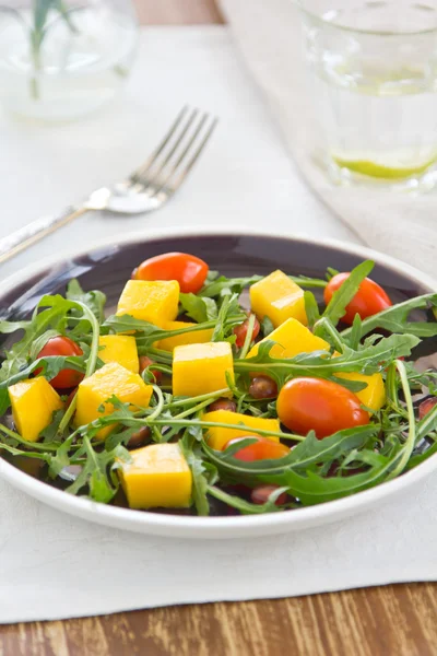 Mango and rocket salad — Stock Photo, Image