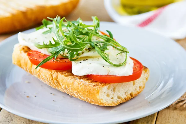Mozzarella with rocket sandwich — Stock Photo, Image