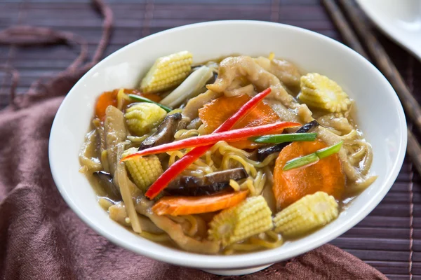 Ei noedels met kip en champignons jus saus — Stockfoto