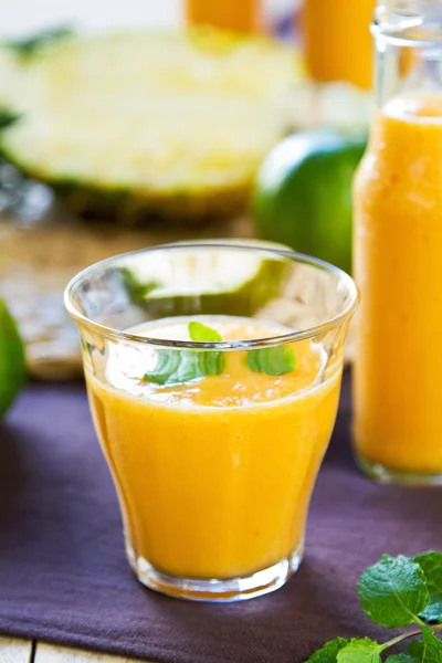 Abacaxi com smoothie de laranja e manga — Fotografia de Stock