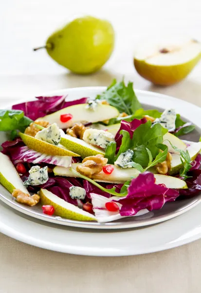 Pêra, romã com queijo azul e salada de foguete — Fotografia de Stock