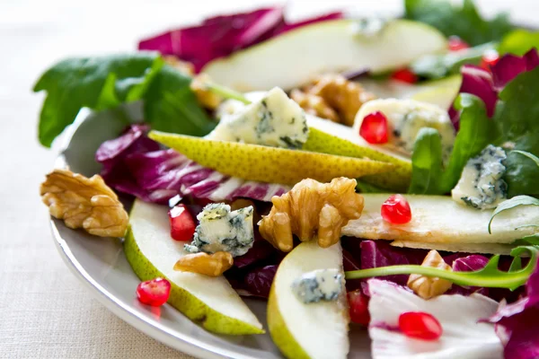 Pêra, romã com queijo azul e salada de foguete — Fotografia de Stock