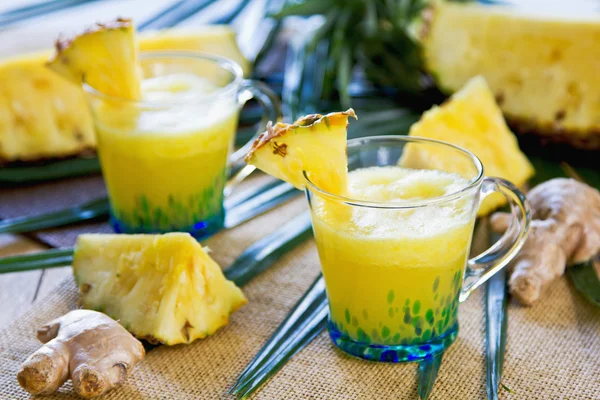Ananas zencefil suyu ile — Stok fotoğraf