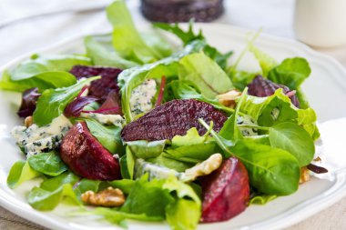 Mavi peyniri salatası ile kavrulmuş pancar
