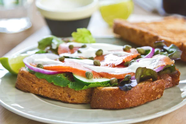 Sandwich de salmón ahumado —  Fotos de Stock