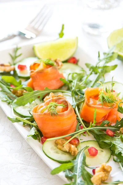 Gerookte zalm met granaatappel en walnoten Salade — Stockfoto