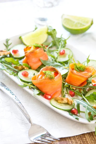 Gerookte zalm met granaatappel en walnoten Salade — Stockfoto