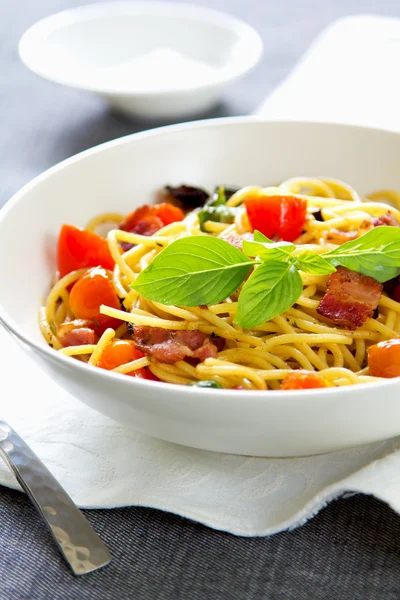 Spaghetti met spek en gedroogde Spaanse peper — Stockfoto