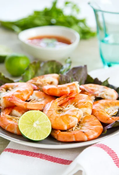 Steamed prawn with Thai sweet chilli sauce — Stock Photo, Image