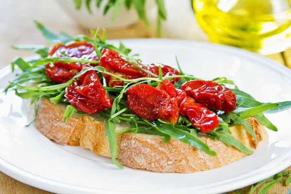 Sušená rajčata s rocket sendvič — Stock fotografie