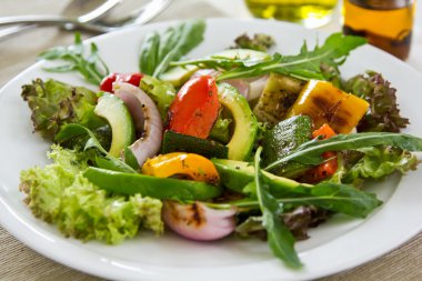 avokado ve ızgara sebze salatası