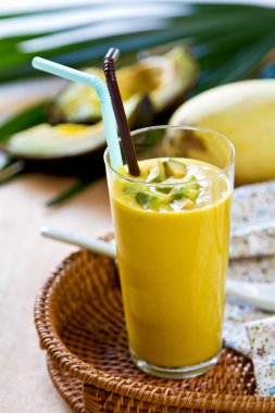 avokado ve mango smoothie