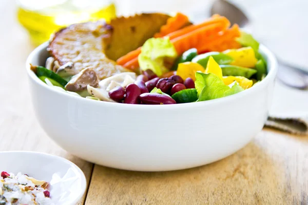 Salada colorida saudável — Fotografia de Stock