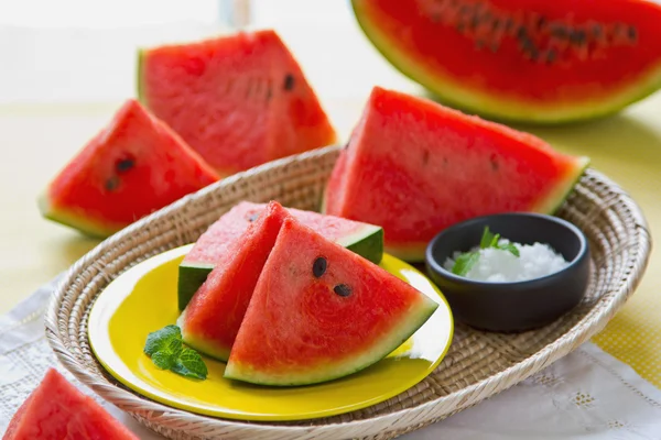 Vattenmelon med salt — Stockfoto