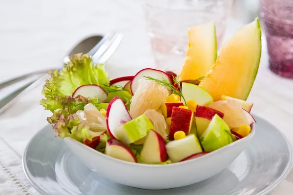 Salada de maçã, milho e melão — Fotografia de Stock