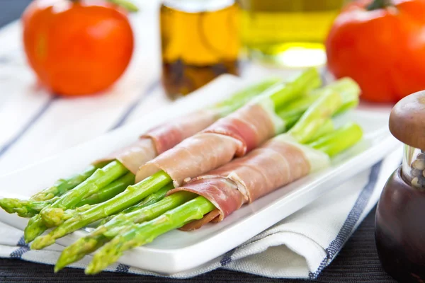 Asperges verpakt prosciutto di parma — Stockfoto