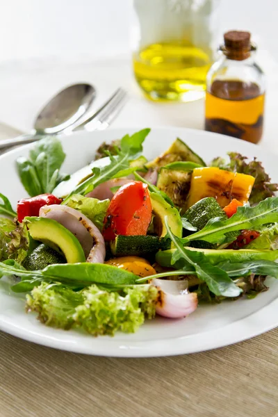 Avokado ve ızgara sebze salatası — Stok fotoğraf