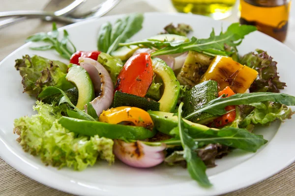 Salada de abacate e legumes grelhados — Fotografia de Stock