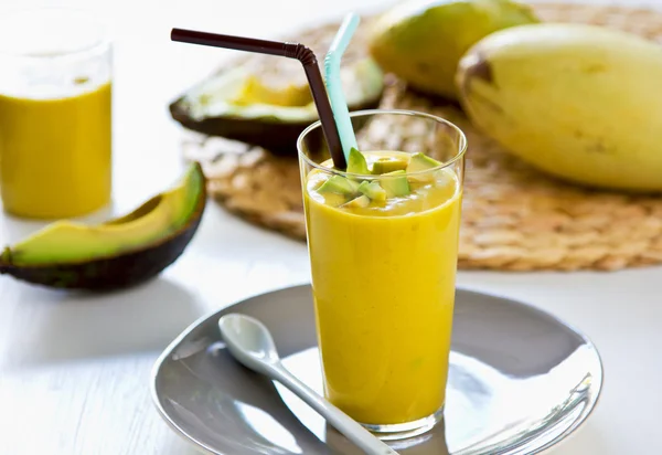 Avokado ve mango smoothie — Stok fotoğraf