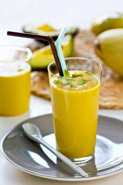 Avokado ve mango smoothie — Stok fotoğraf