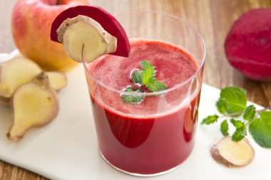 pancar, elma ve zencefil smoothie