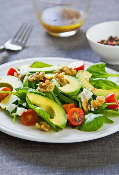 Avocado con insalata di spinaci e feta — Foto Stock