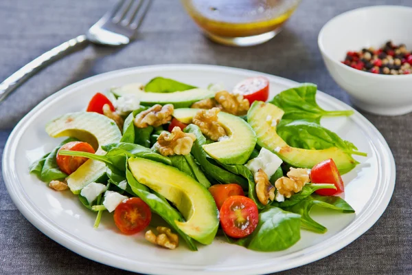 Avocado mit Spinat und Feta-Salat — Stockfoto