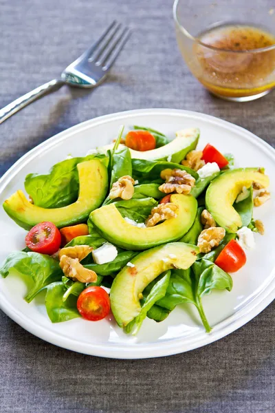 Авокадо со шпинатом и салатом Фета — стоковое фото