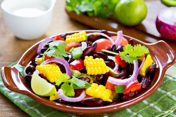 Salada de feijão com tortilla — Fotografia de Stock