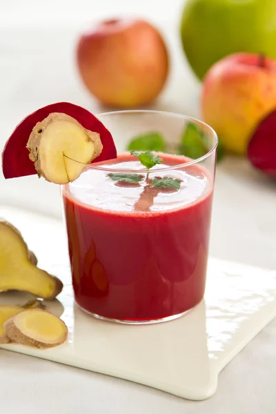 Rödbetor, äpple och ingefära smoothie — Stockfoto