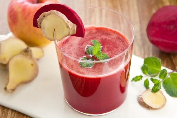 Pancar, elma ve zencefil smoothie — Stok fotoğraf