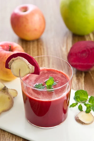 Frullato di barbabietola, mela e zenzero — Foto Stock