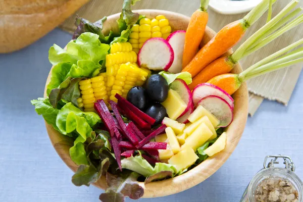 Salade de bébé carotte, betterave et maïs — Photo