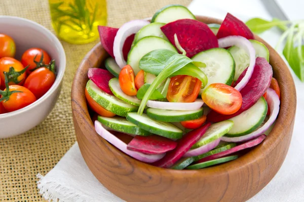 Komkommer en rode bieten salade — Stockfoto