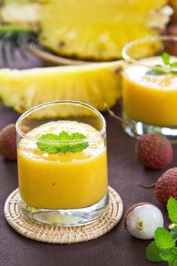 taze lychee, ananas ve mango smoothie