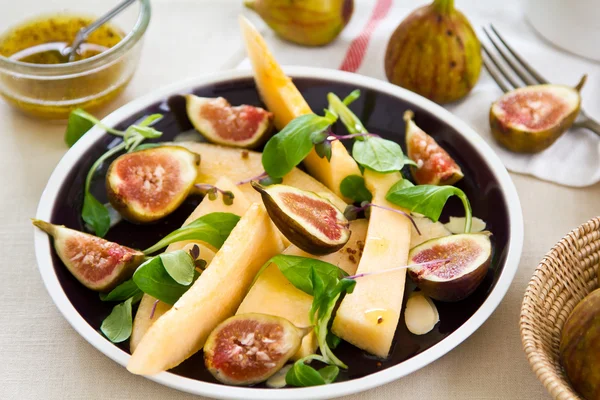 Fig, cantaloupe and almond salad — Stock Photo, Image