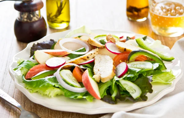 Salada de frango grelhado — Fotografia de Stock