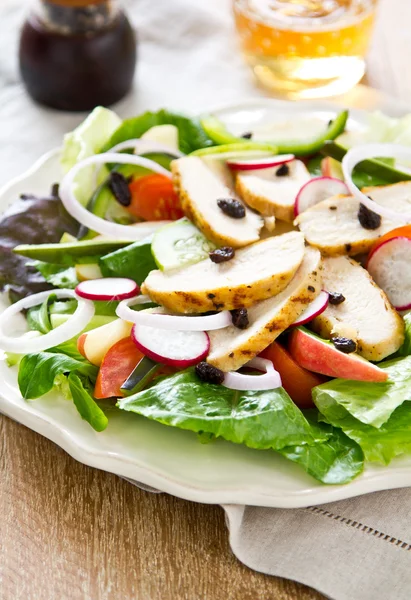 Ensalada de pollo a la plancha —  Fotos de Stock