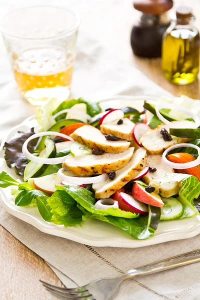 Ensalada de pollo a la plancha —  Fotos de Stock