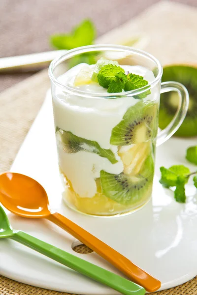 Fresh Kiwi and pineapple yogurt — Stock Photo, Image