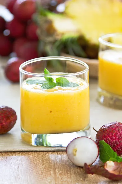 Taze lychee, ananas ve mango smoothie — Stok fotoğraf