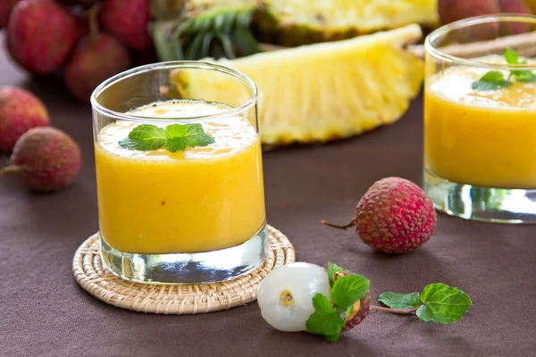 Verse lychee, ananas en mango smoothie — Stockfoto
